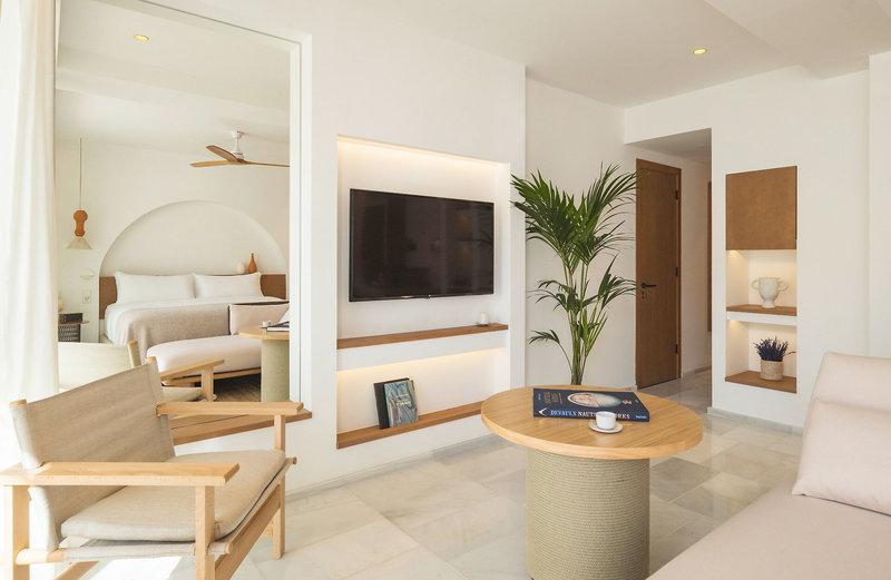Innenansicht eines Zimmers im Villa Le Blanc Gran Melia Hotel mit moderner Einrichtung und einem großen Bett.