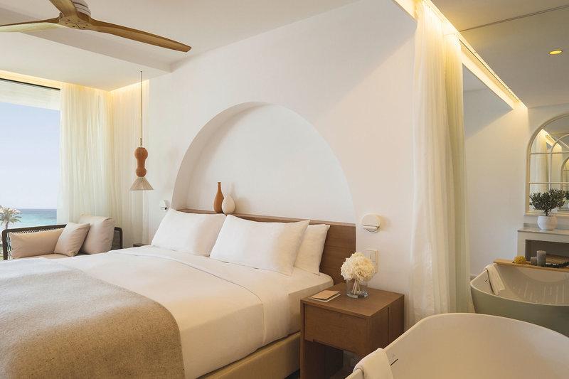Schlafzimmer im Villa Le Blanc Gran Melia Hotel mit Blick auf das Meer.