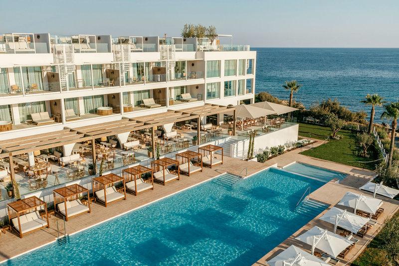 Luftaufnahme des Villa Le Blanc Gran Melia Hotels mit Pool, Liegestühlen und Restaurantbereich.