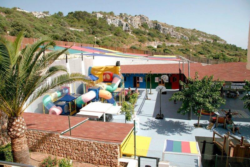 Spielplatz des Royal Son Bou Family Club Hotels mit Rutschen und Bäumen