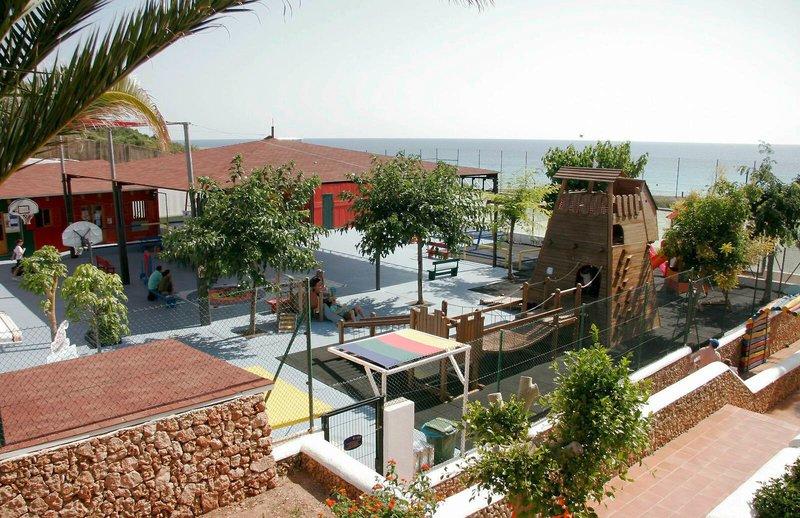 Kinderspielplatz im Freien mit Blick auf das Meer, Spielgeräte und Bäume, Royal Son Bou Family Club