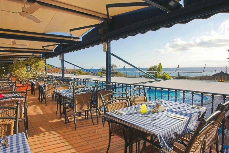 Terrasse des Royal Son Bou Family Club mit Blick auf den Pool und das Meer
