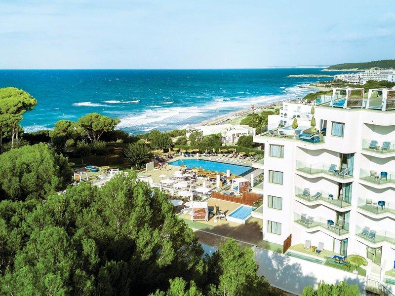 Luftaufnahme des Victoria Menorca Hotels mit Blick auf das Meer und den Poolbereich.