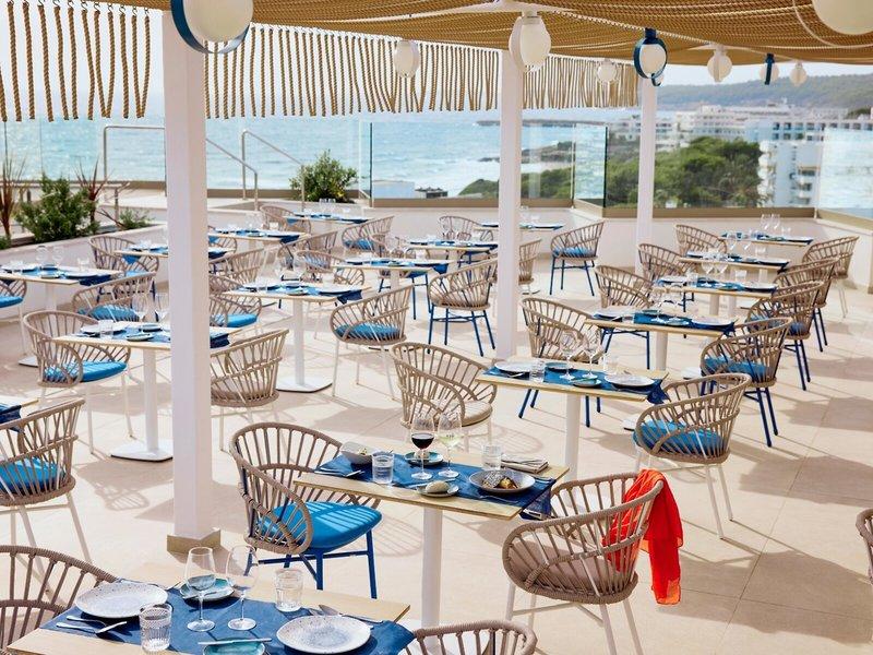 Restaurantterrasse des Victoria Menorca mit Blick auf das Meer und die Stadt