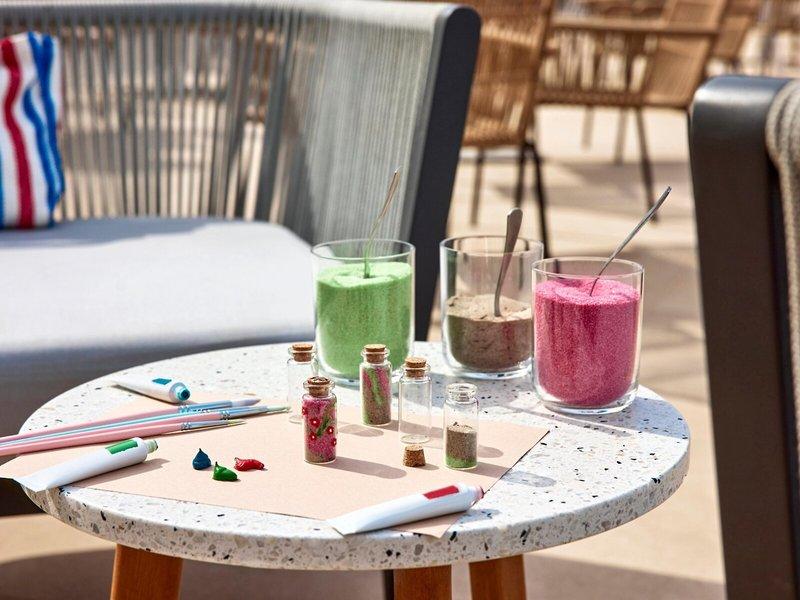 Tisch mit Malfarben und Flaschen im Hotel Victoria Menorca