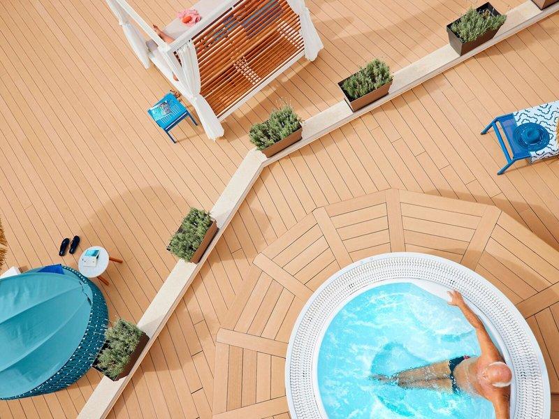 Oberirdischer Pool auf der Dachterrasse des Victoria Menorca Hotels mit umgebenden Pflanzen und Möbeln.