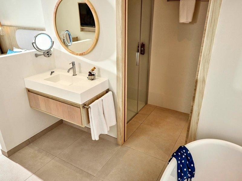 Badezimmer des Victoria Menorca Hotels mit Waschbecken, Spiegel und Badewanne