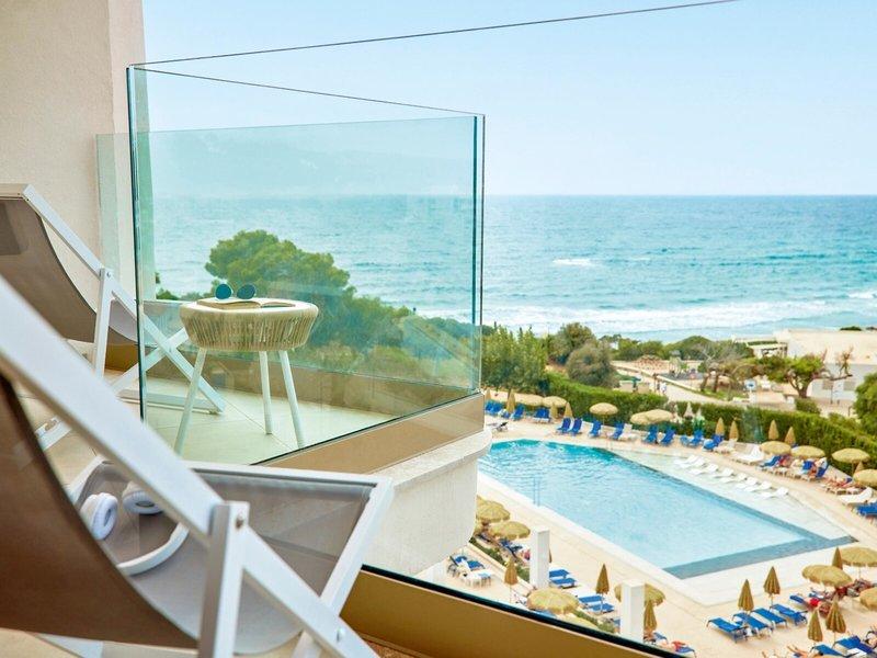 Blick aus Balkon des Victoria Menorca Hotels auf Pool und Meer