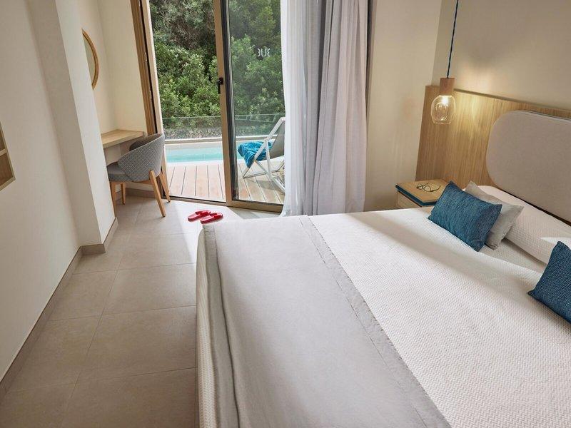Victoria Menorca Hotel Schlafzimmer mit Terrasse und Poolblick