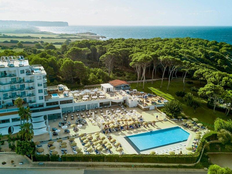 Luftaufnahme des Victoria Menorca Hotels mit Pool und Blick auf das Meer.