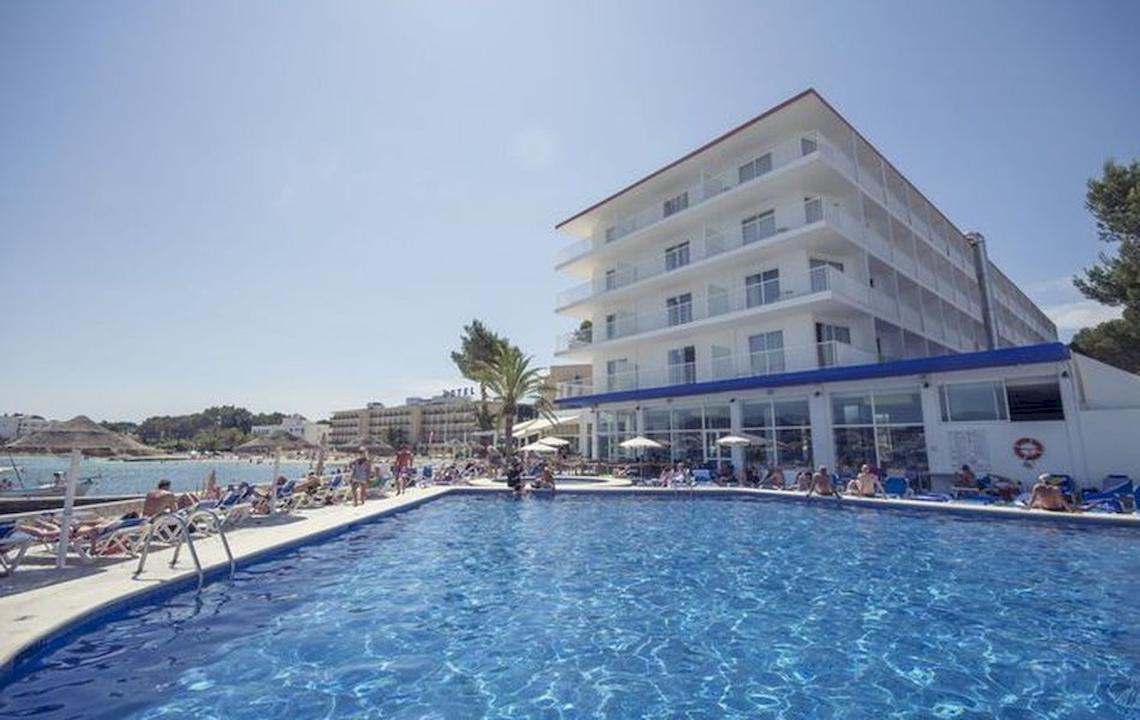 Außenpool des Azuline Hotel Mar Amantis am Strand mit vielen Gästen