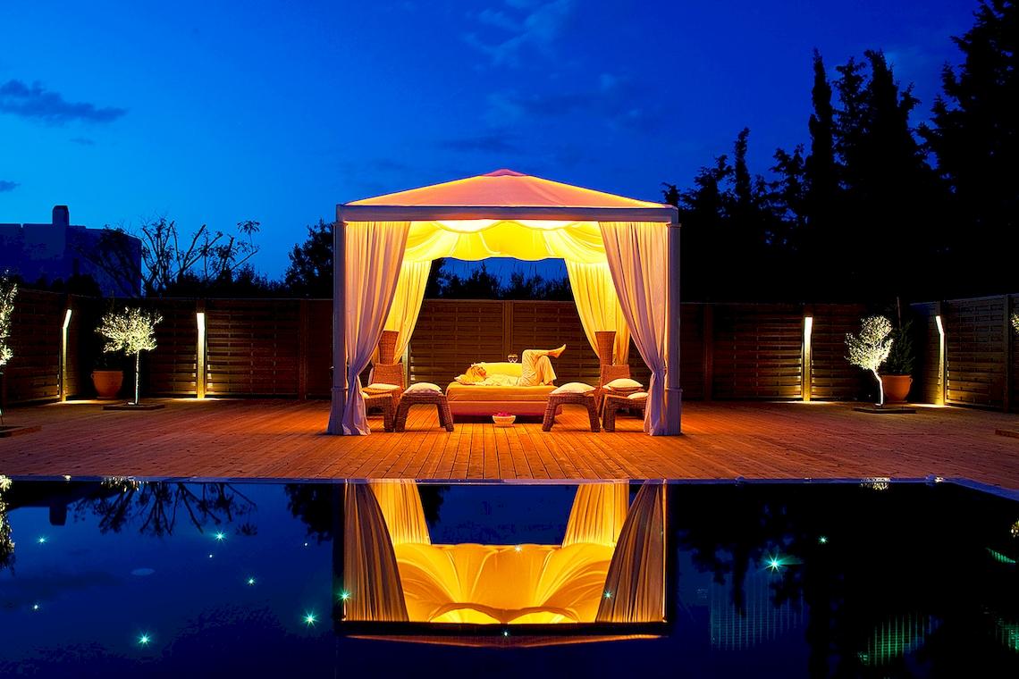 Beleuchtetes Zelt am Pool bei Nacht im Yria Island Boutique Hotel & Spa