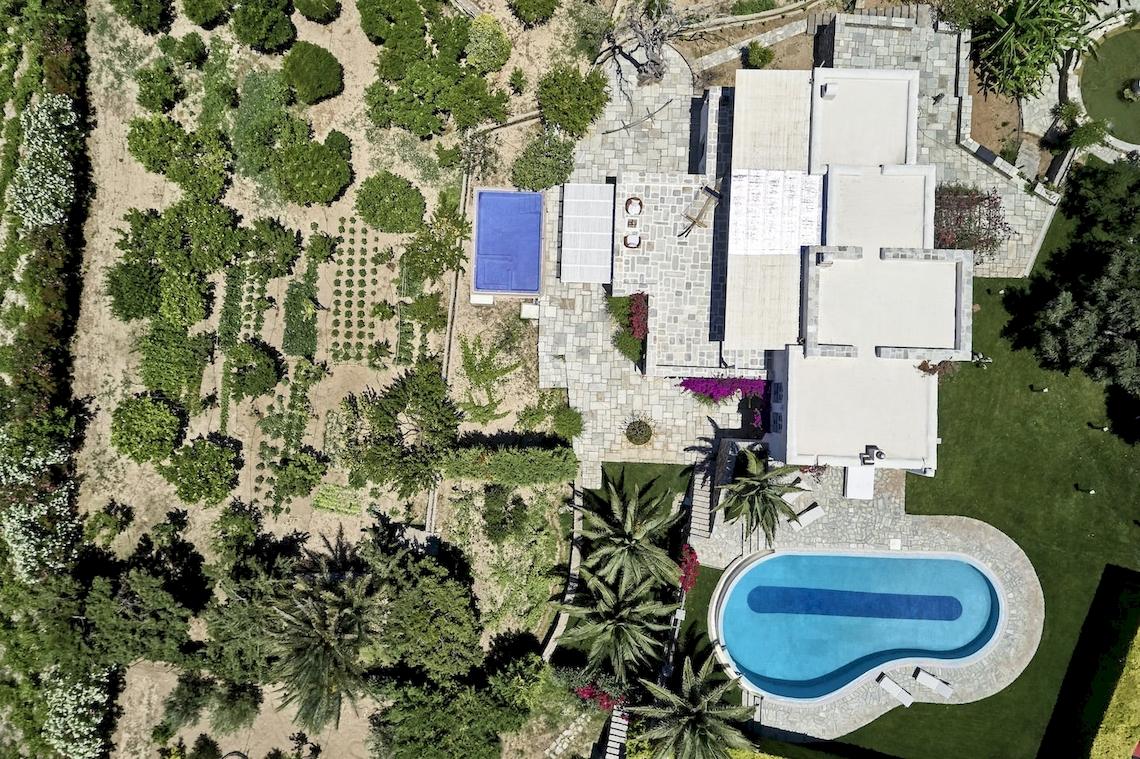 Luftaufnahme des Yria Island Boutique Hotel & Spa mit Swimmingpool und Garten.