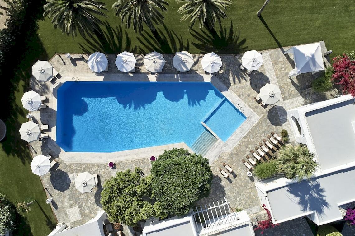 Luftaufnahme des Swimmingpools des Yria Island Boutique Hotel & Spa mit Sonnenschirmen und Liegestühlen