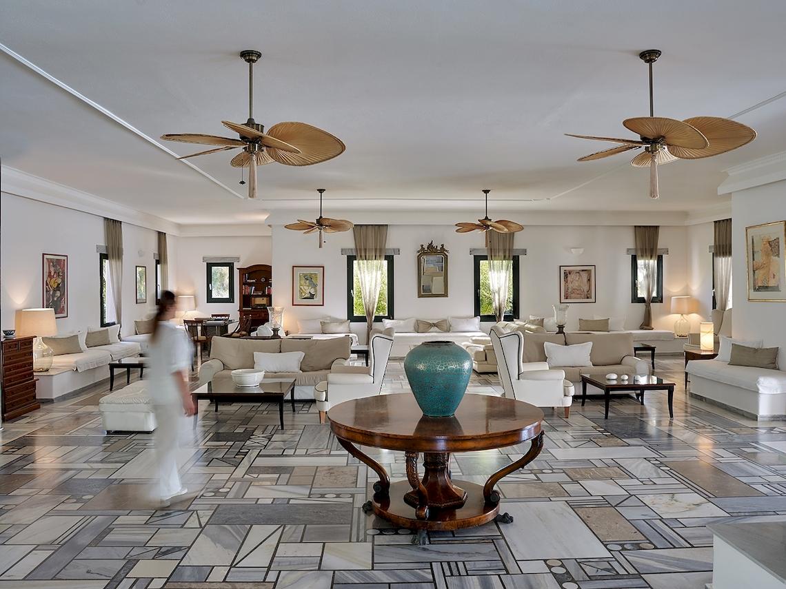 Innenansicht des Yria Island Boutique Hotel & Spa mit modernem Dekor, weiße Möbel und blauer Vase.