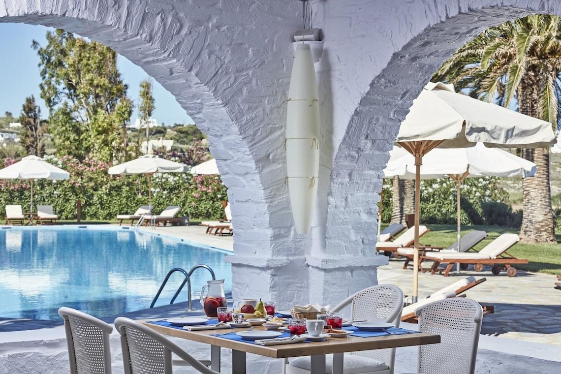 Loungebereich am Pool mit Frühstückstisch im Yria Island Boutique Hotel & Spa