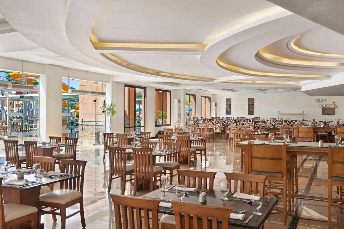 Innenansicht des Restaurants im Pickalbatros Aqua Park Resort in Hurghada mit gedeckten Tischen und geschwungenen Decken