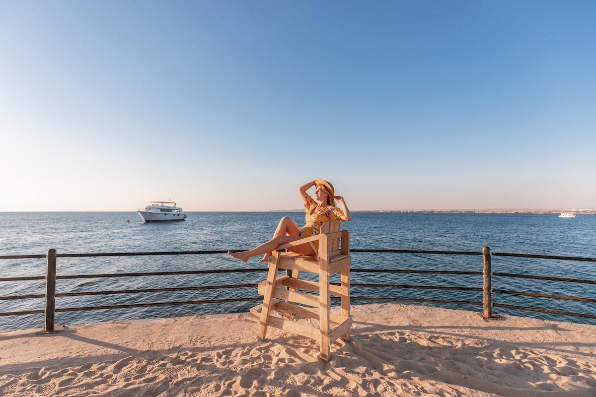 Frau auf einem Rettungsturm am Strand des Pickalbatros Aqua Park Resorts in Hurghada