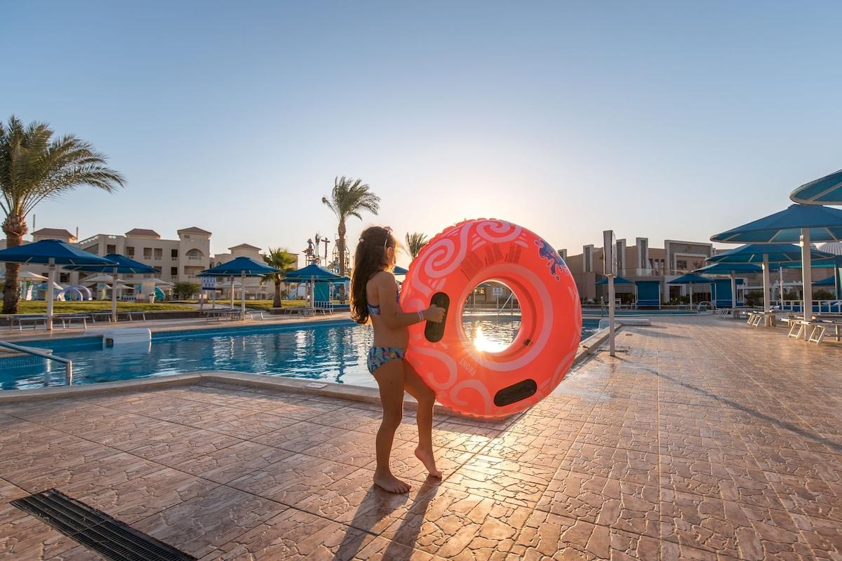 Pickalbatros Aqua Park Resort in Hurghada - Mädchen mit Schwimmring am Pool