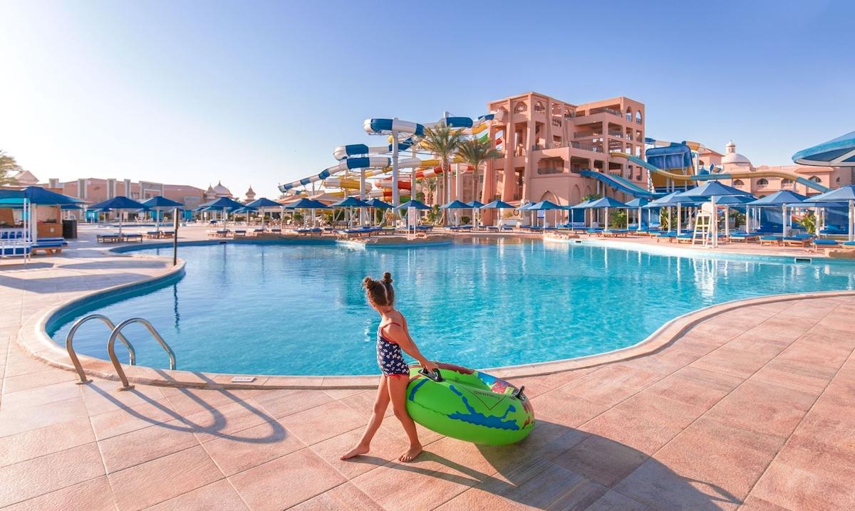Mädchen mit Schwimmring am Pickalbatros Aqua Park Resort Schwimmbad.