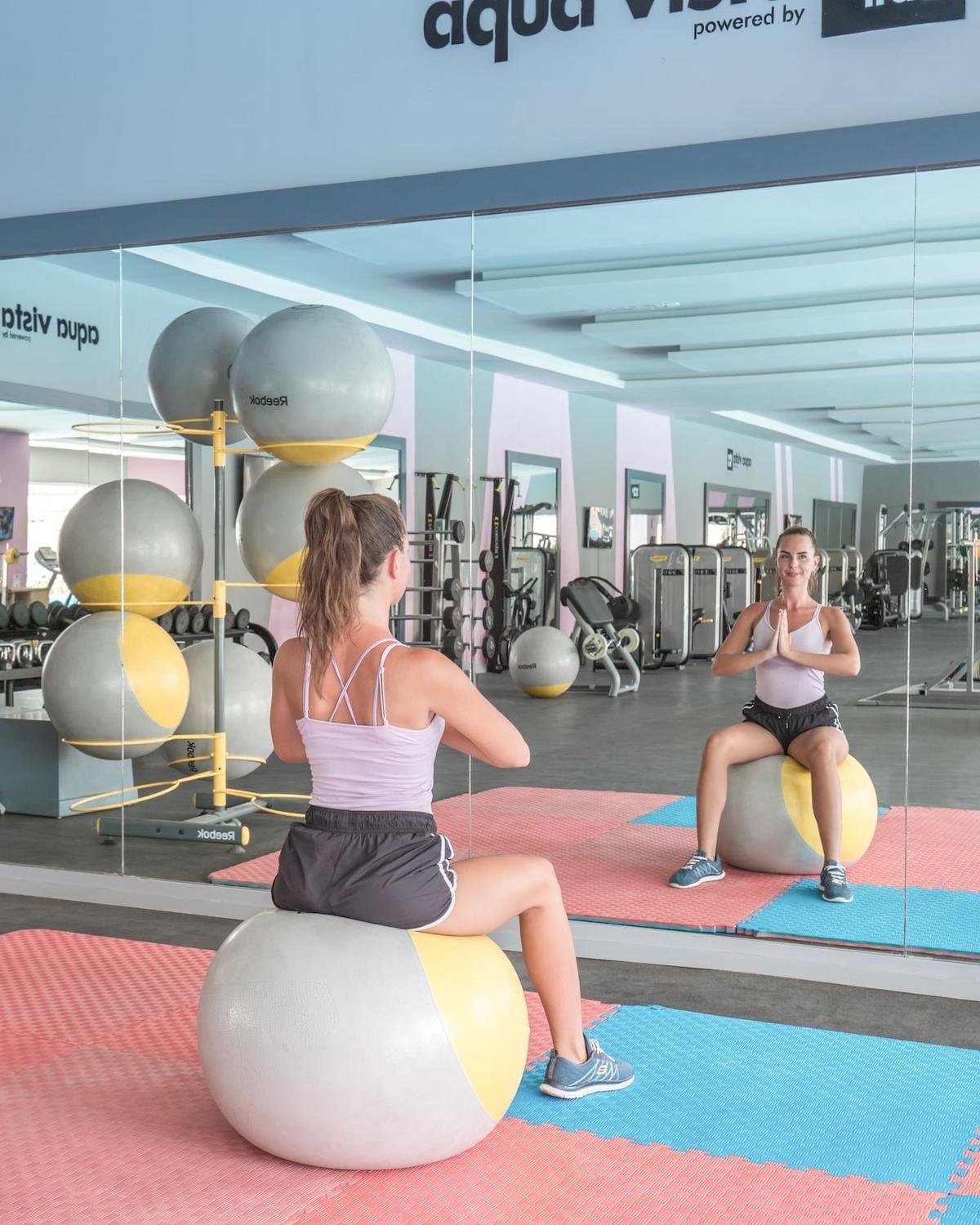 Zwei Frauen machen Yoga im Fitnessstudio des Hotels Aqua Park Resort Hurghada.