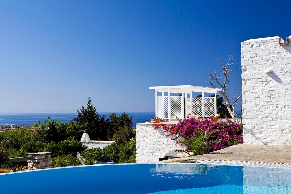 Ein Swimmingpool des Yria Island Boutique Hotel & Spa mit Blick auf den Ozean.