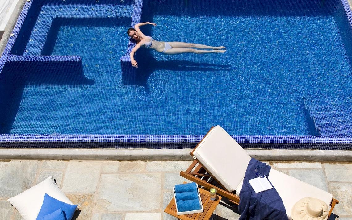 Frau im Pool am Strand des Yria Island Boutique Hotel & Spa