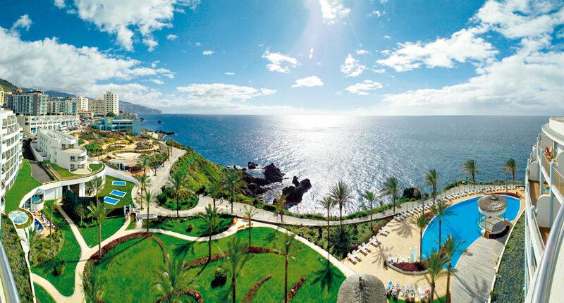 Luftaufnahme des Pestana Grand Premium Ocean Resorts mit Blick auf den Ozean und die Hotelanlage.