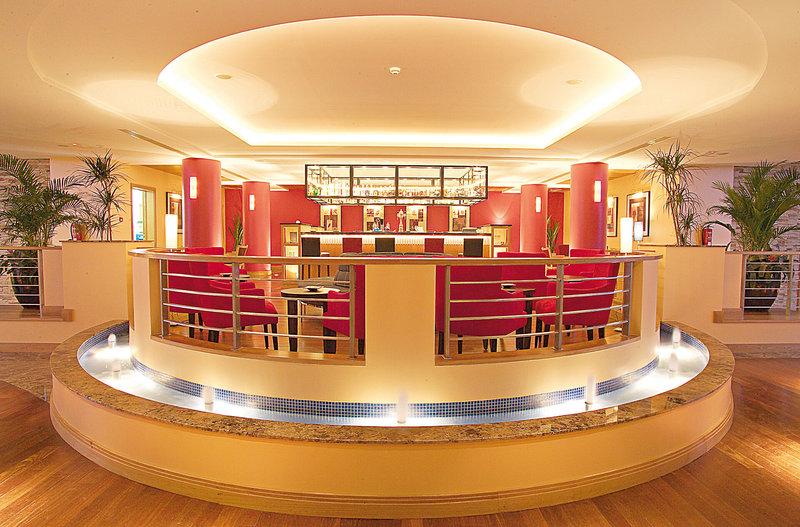 Loungebereich im Pestana Grand Premium Ocean Resort mit roter Bestuhlung und Wasserbrunnen.