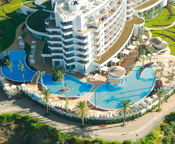 Luftaufnahme des Pestana Grand Premium Ocean Resorts mit Swimmingpools und Sonnenliegen