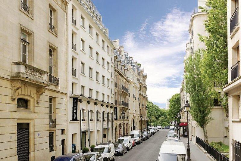 Außenansicht der Straße mit geparkten Autos vor der Villa Marquis Melia Collection