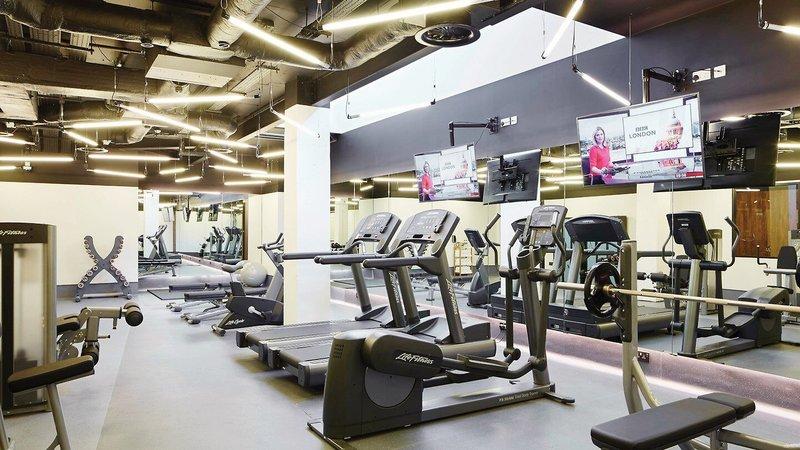 Fitnessstudio im Residence Inn by Marriott London Bridge mit verschiedenen Geräten.