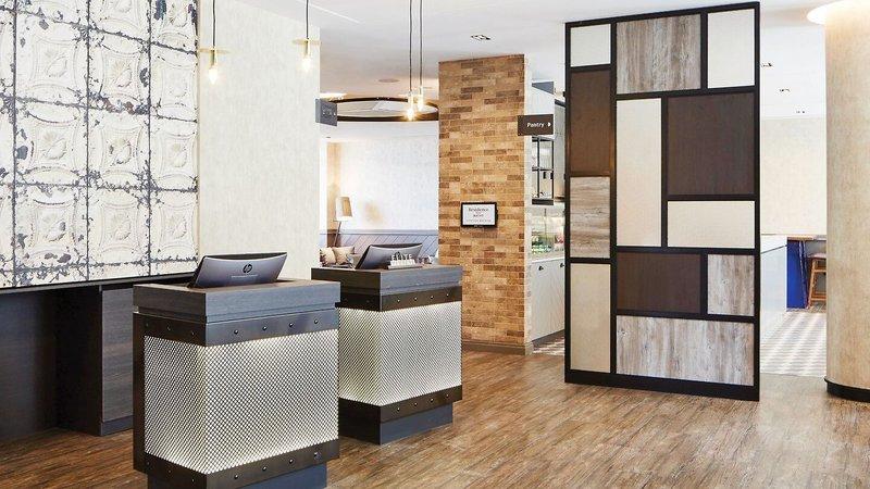 Rezeptionsbereich des Residence Inn by Marriott London Bridge mit zwei Empfangstheken und modernem Design.