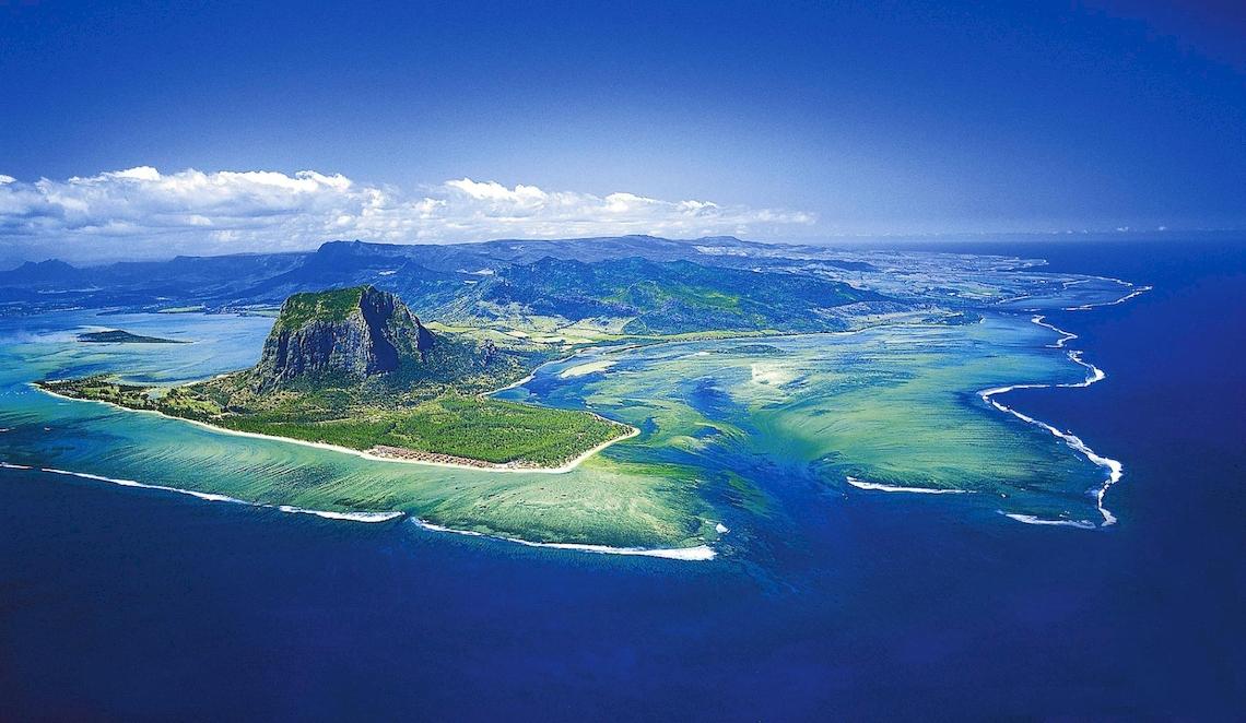 Luftaufnahme des JW Marriott Mauritius Resorts auf einer kleinen Insel