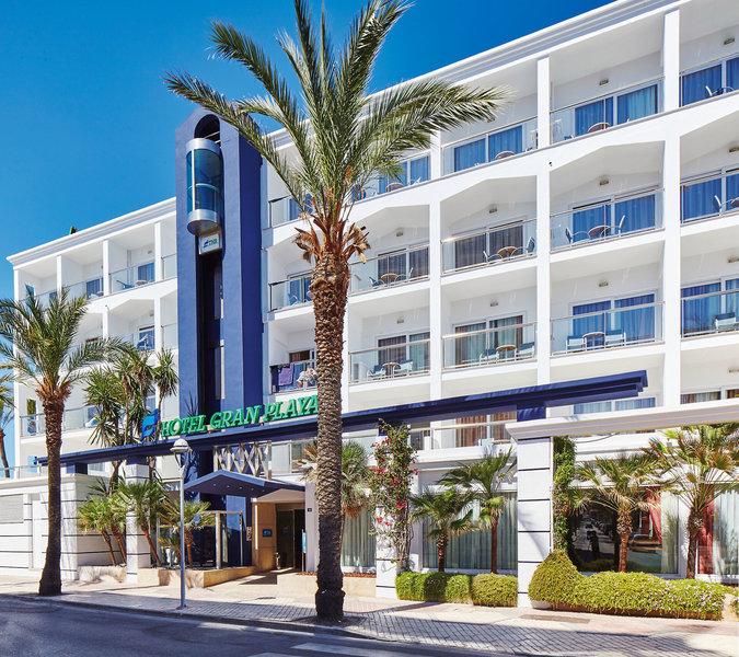 Außenansicht des THB Gran Playa Hotels mit Palmen und moderner Fassade