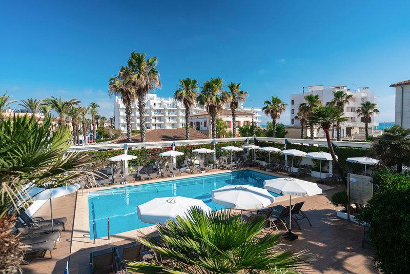 Luftaufnahme des Poolbereichs des THB Gran Playa Hotels mit Lounge-Stühlen und Sonnenschirmen.