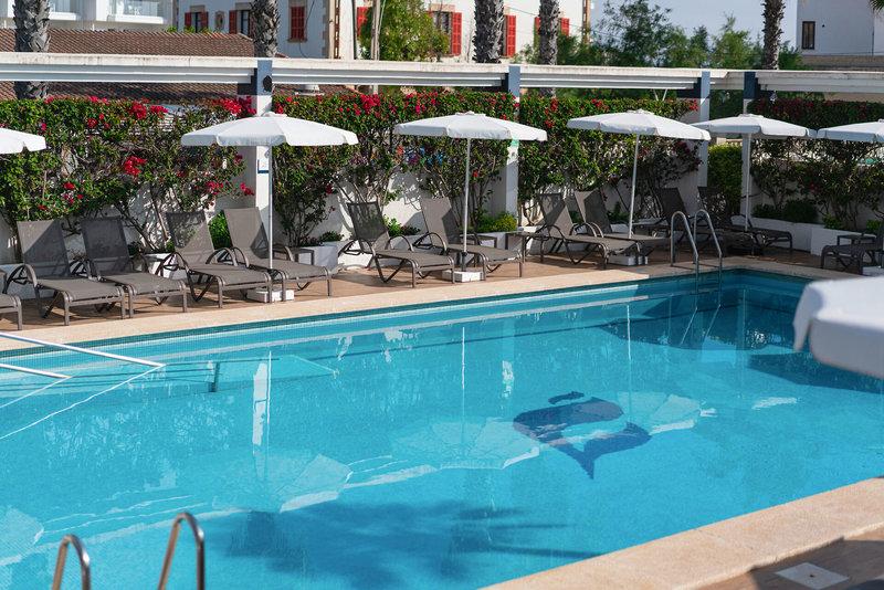 Poolbereich des THB Gran Playa Hotels mit Sonnenschirmen und Liegestühlen