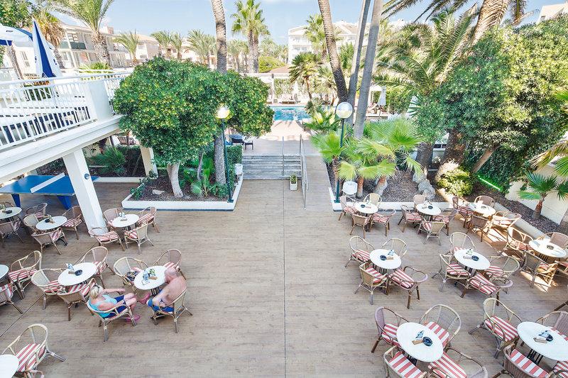Hotelterrasse des THB Gran Playa Hotels mit Tischen und Stühlen im Freien.