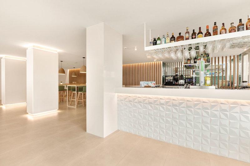 Innenansicht der Rezeption des THB Gran Playa Hotels mit geometrischen Wandverkleidungen und hellem Interieur.