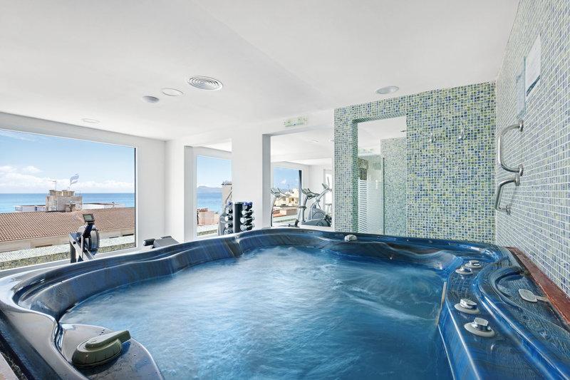 Whirlpool im THB Gran Playa Hotel mit Blick auf das Meer und die Stadt.
