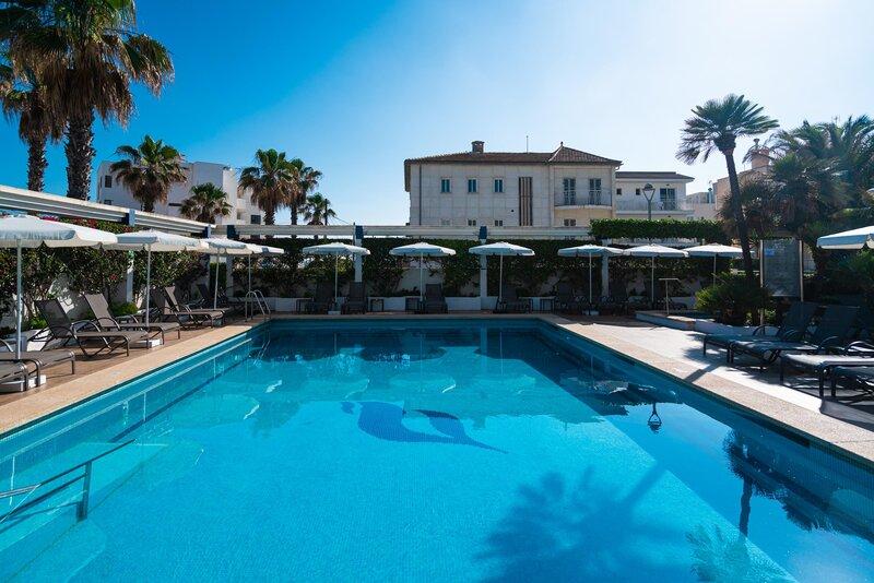 Außenpoolbereich des THB Gran Playa Hotels mit Sonnenliegen und Schirmen.