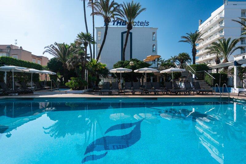 Außenpool des THB Gran Playa Hotels mit Sonnenliegen und Palmen