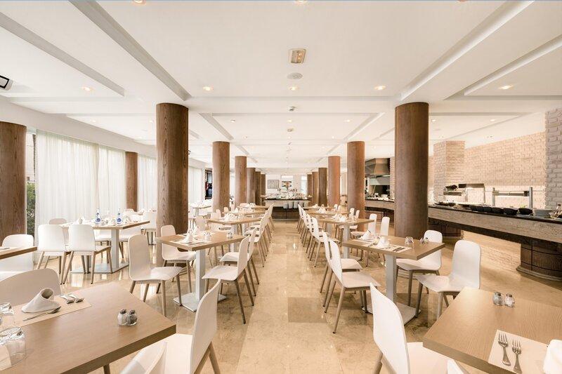 Innenansicht des Restaurants des THB Gran Playa Hotels mit modernen Tisch- und Stuhlsets.