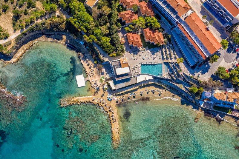 Luftaufnahme des Alexandra Beach Resorts mit Blick auf die Pools und den Strand.