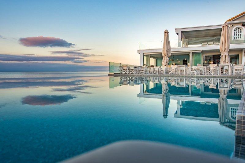 Außenpool des Alexandra Beach Resorts mit Blick auf das Meer und die umliegende Landschaft.