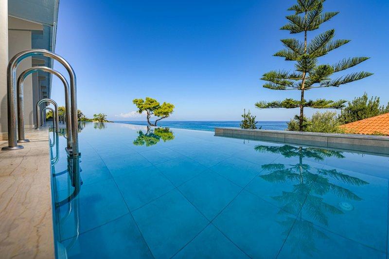 Unendlicher Pool mit Meerblick im Alexandra Beach Resort