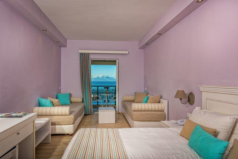 Zimmer im Alexandra Beach Resort mit Blick auf den Balkon und das Meer.