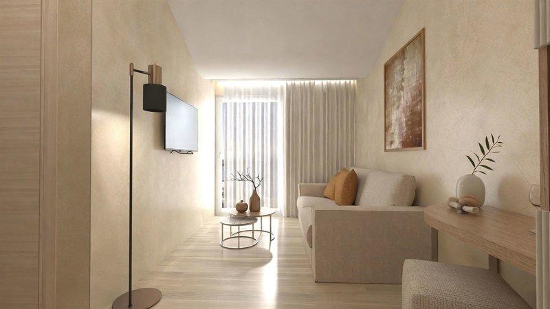 Wohnzimmer im Alexandra Beach Resort mit moderner Einrichtung und offenem Fenster.