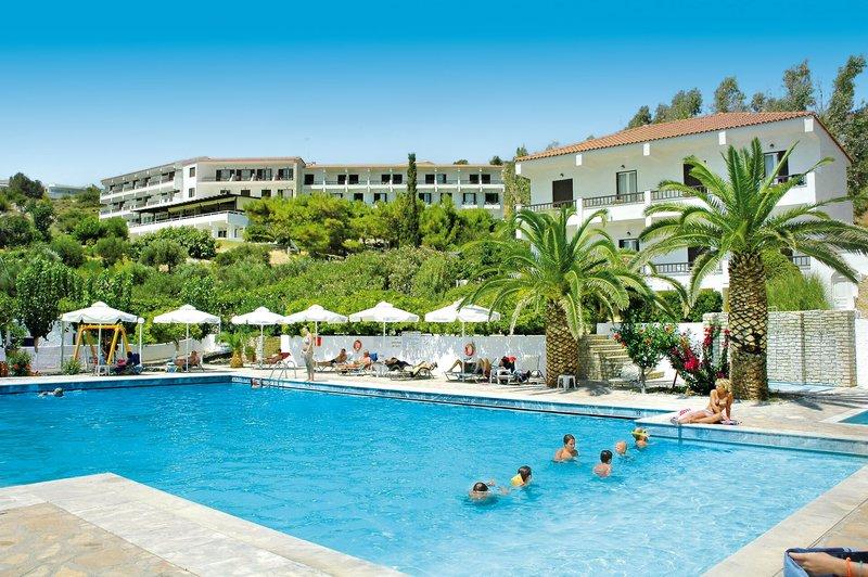 Außenpool des Glicorisa Beach Hotels mit Gästen und Palmen