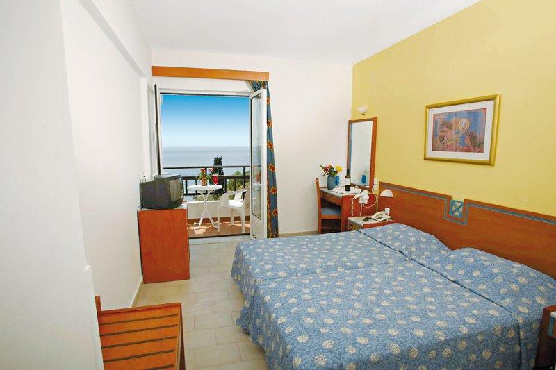 Zimmer im Glicorisa Beach Hotel mit Blick auf das Meer von einer Terrasse.
